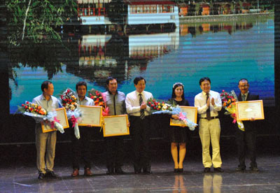 Ban tổ chức trao giải HCV cho 5 vở diễn.